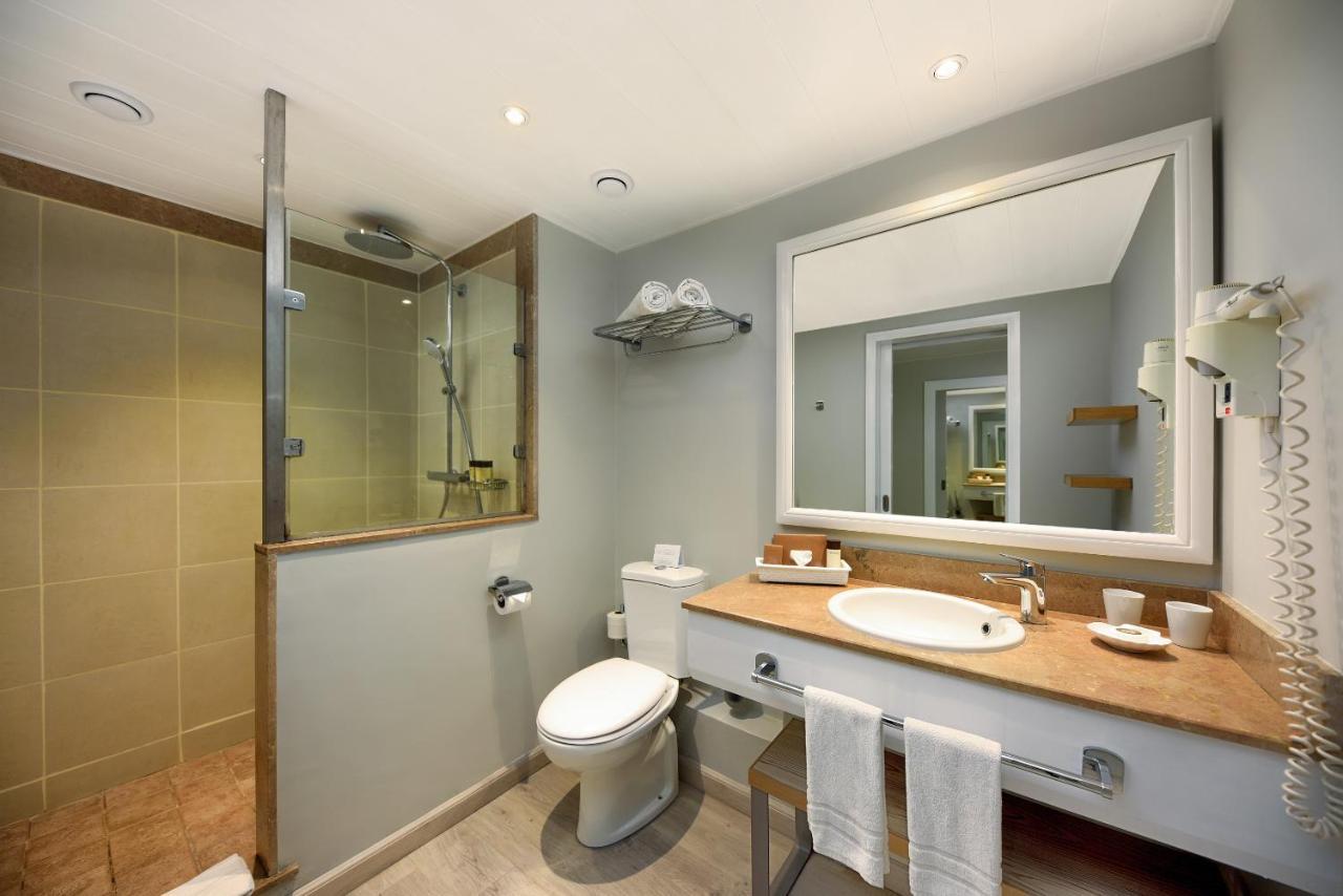 Grand Bay Room Honeymooners Only
